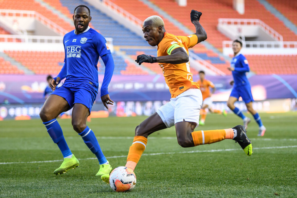 瓦伦西亚训练开放日,清晨伤情更新引欢呼,中超在即,资深球员宣示担当(弗洛伊德三个自我) 瓦伦西亚训练开放日,清晨伤情更新引欢呼,中超在即,资深球员宣示担当(弗洛伊德三个自我)